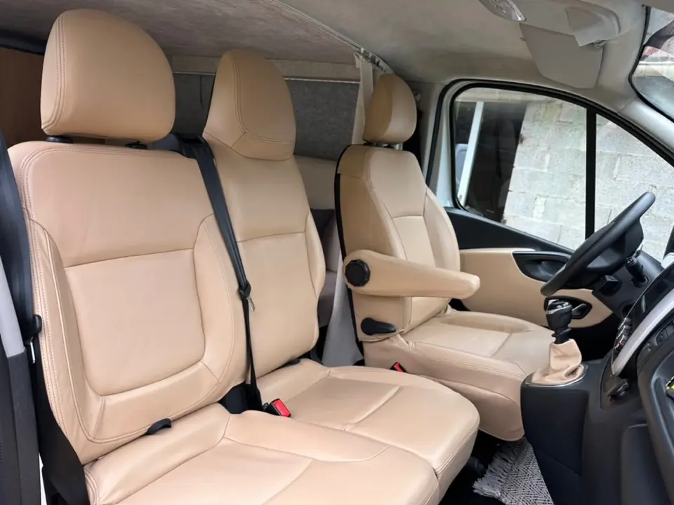 Paire de sièges de cabine de camping-car refaits en crème