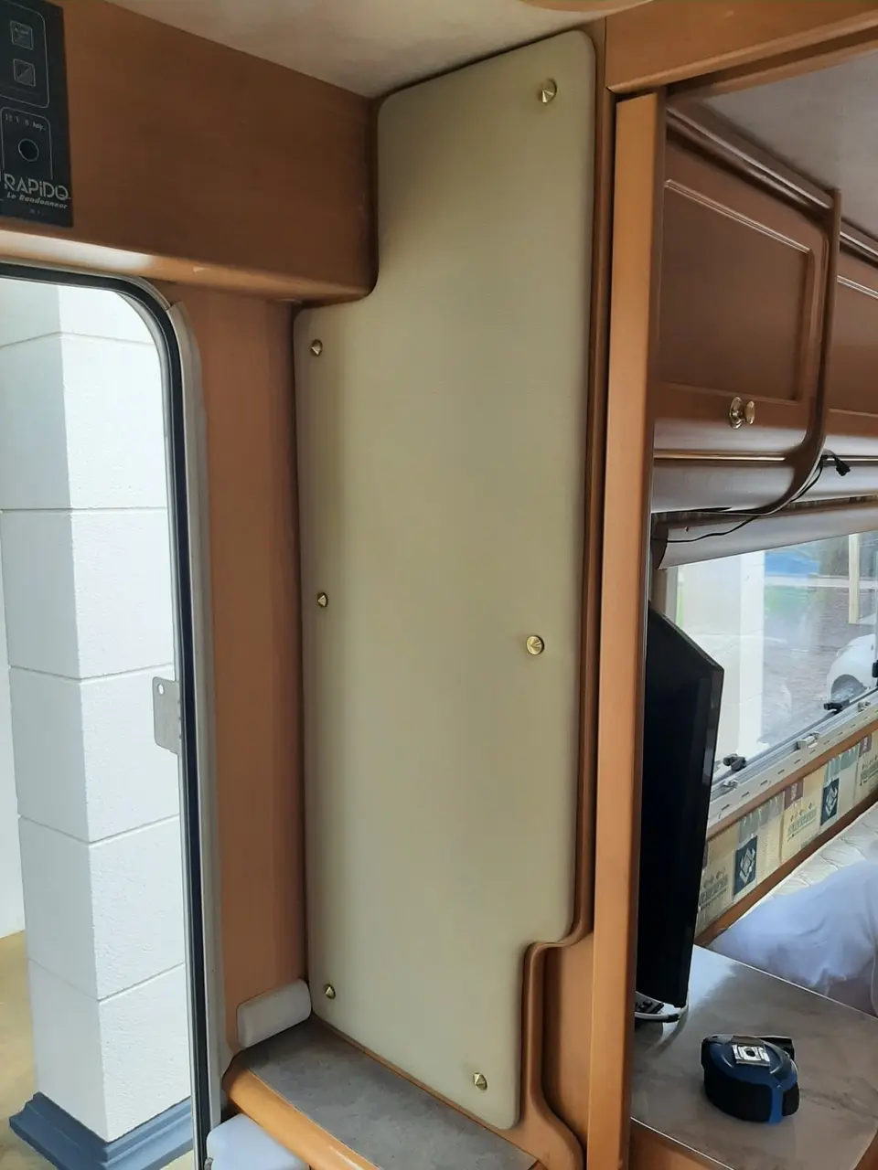 Habillage mural et rangements d'un camping-car