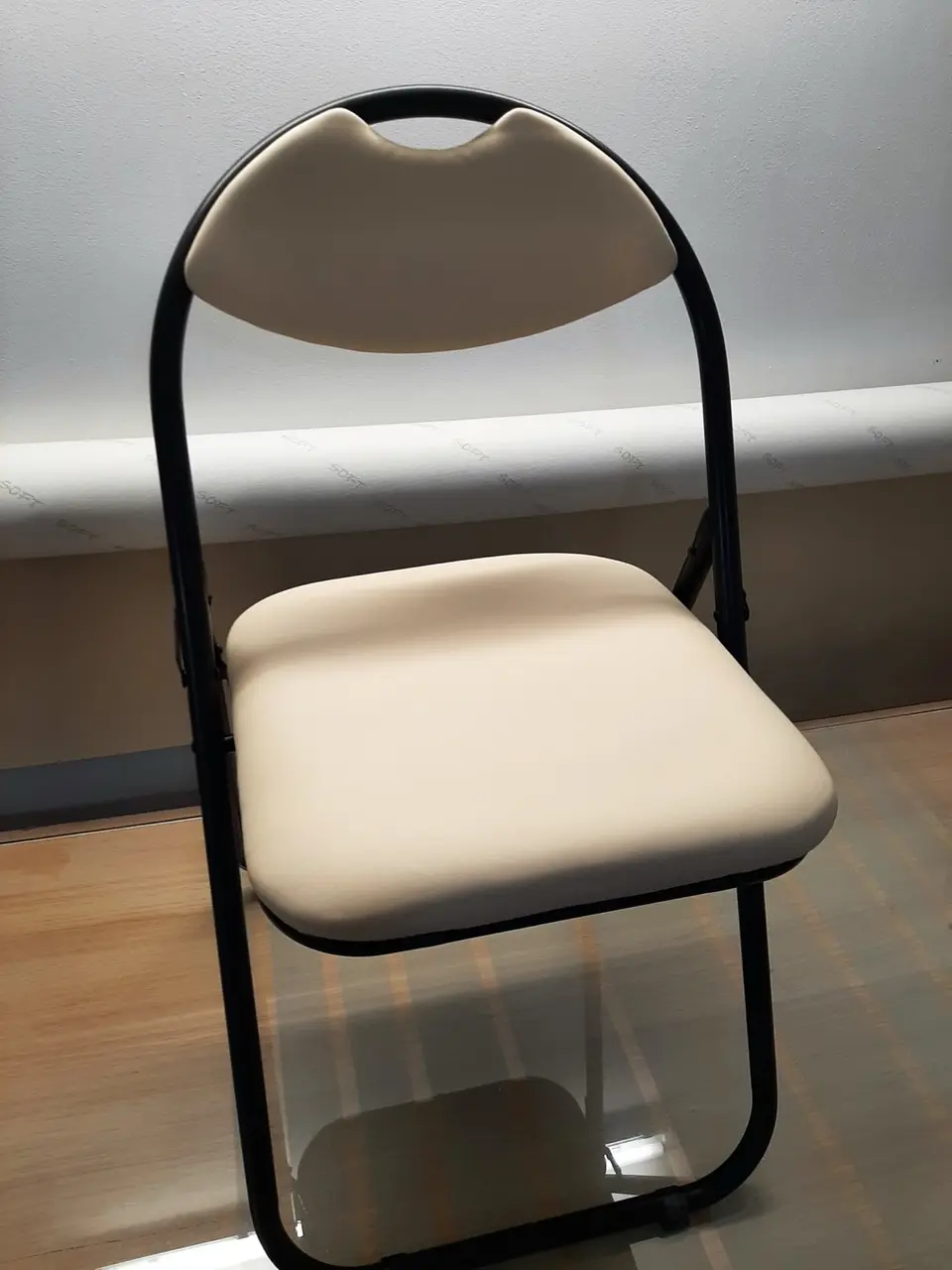 Chaise pliante avec assise refaite en simili crème