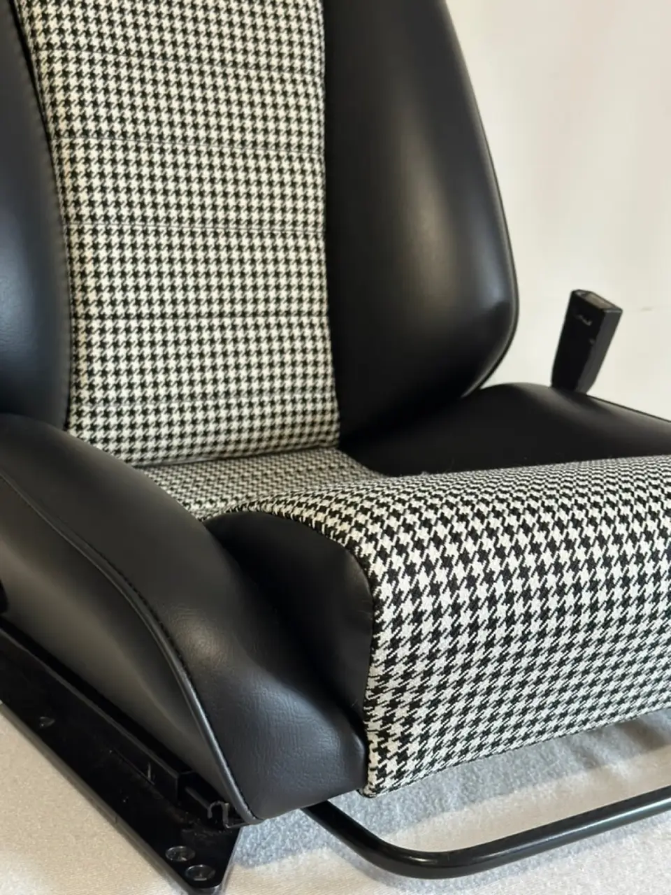 Siège restauré en cuir noir et tissu pied-de-poule