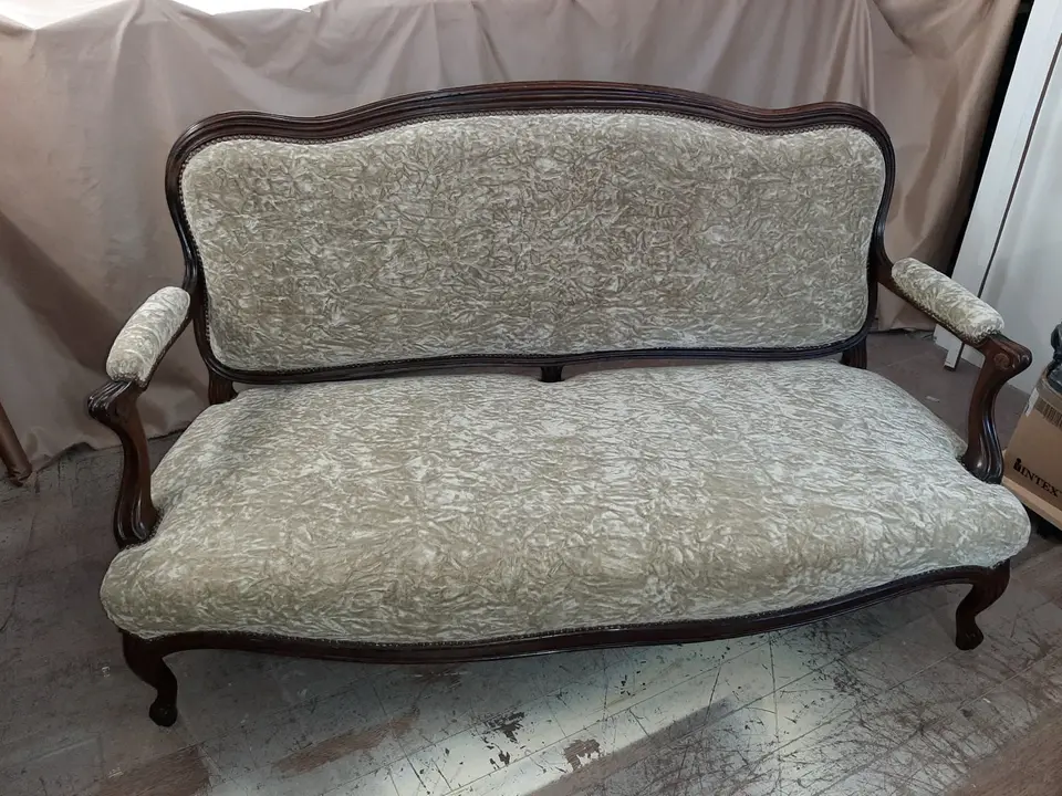Canapé de style recouvert d'un tissu gris chiné