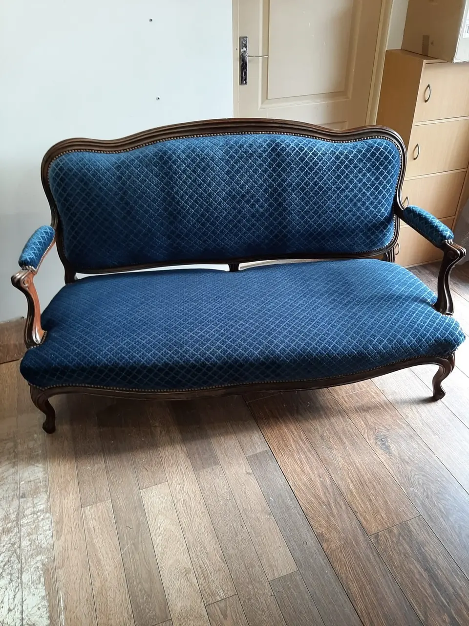 Canapé de style Louis recouvert en velours bleu, ensemble assorti aux chaises