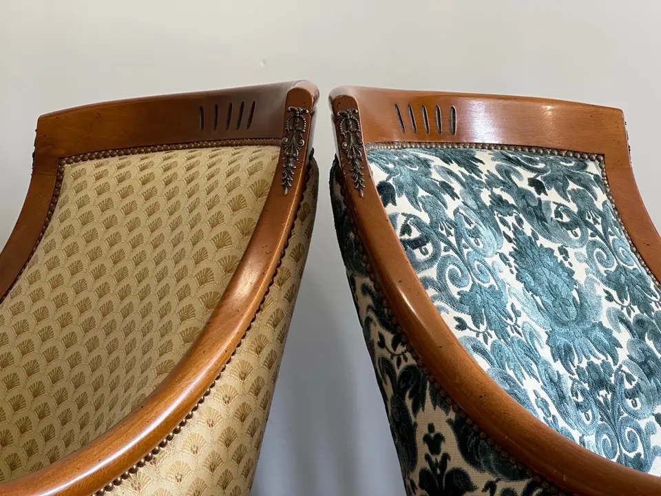 Dossier de fauteuil mi-ancien mi-neuf pendant le recouvrement