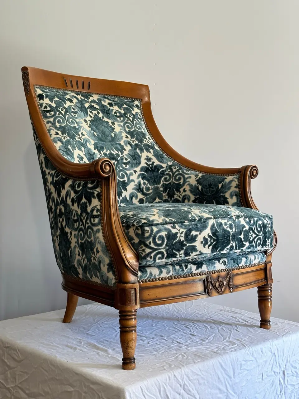 Fauteuil du même chantier après réfection, velours gaufré bleu-vert