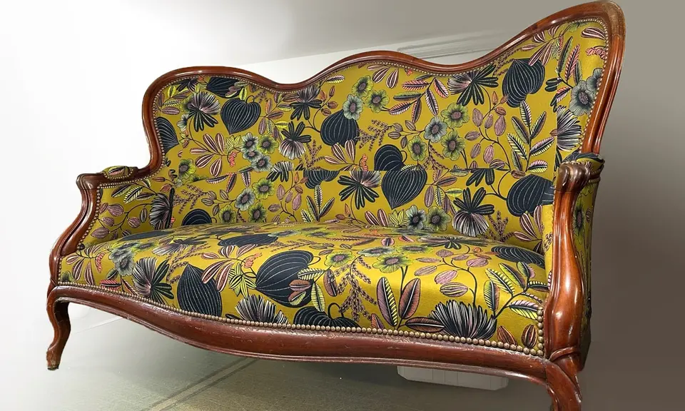 Méridienne Louis Philippe recouverte d'un tissu botanique jaune