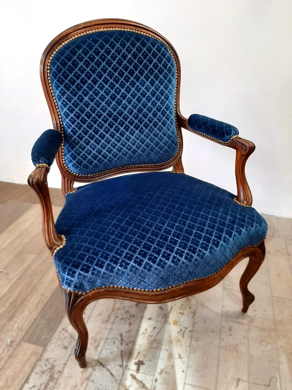 Chaise de style Louis XV restaurée, assise et dossier capitonnés en velours bleu nuit