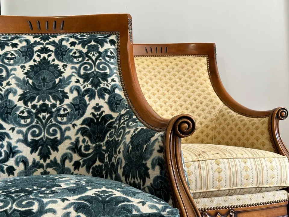 Fauteuil ancien entièrement regarni et recouvert d'un tissu neuf en 2023