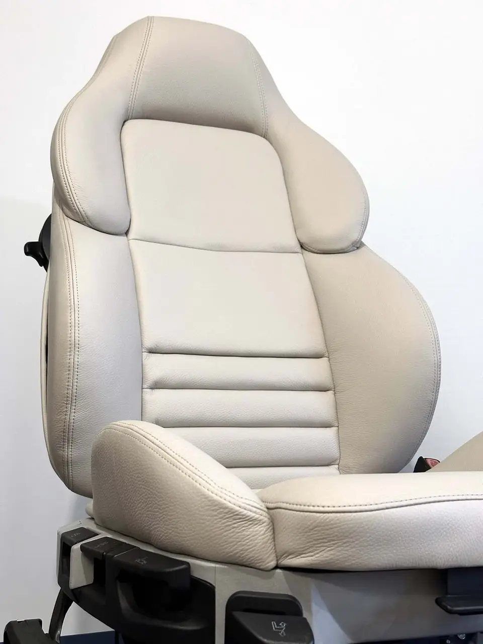 Siège BMW restauré à l'atelier, cuir retendu et mousses reprises