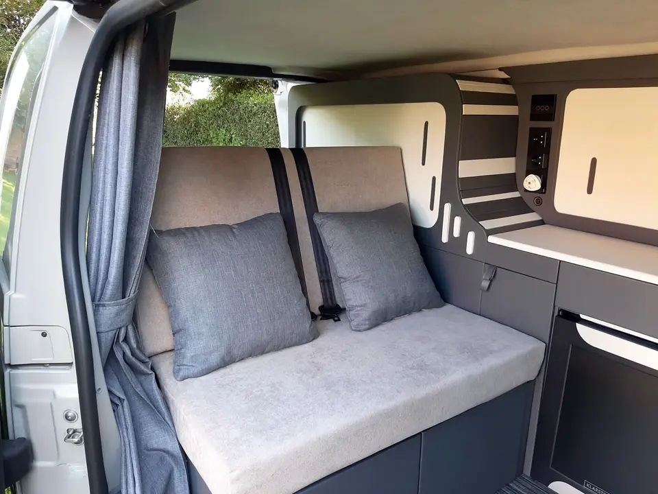 Intérieur de van aménagé en 2020 avec banquettes et matelas réalisés à l'atelier