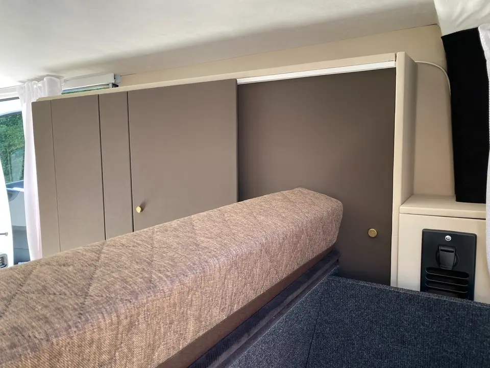 Aménagement intérieur complet d'un van : espace de vie, couchage et sellerie assortie