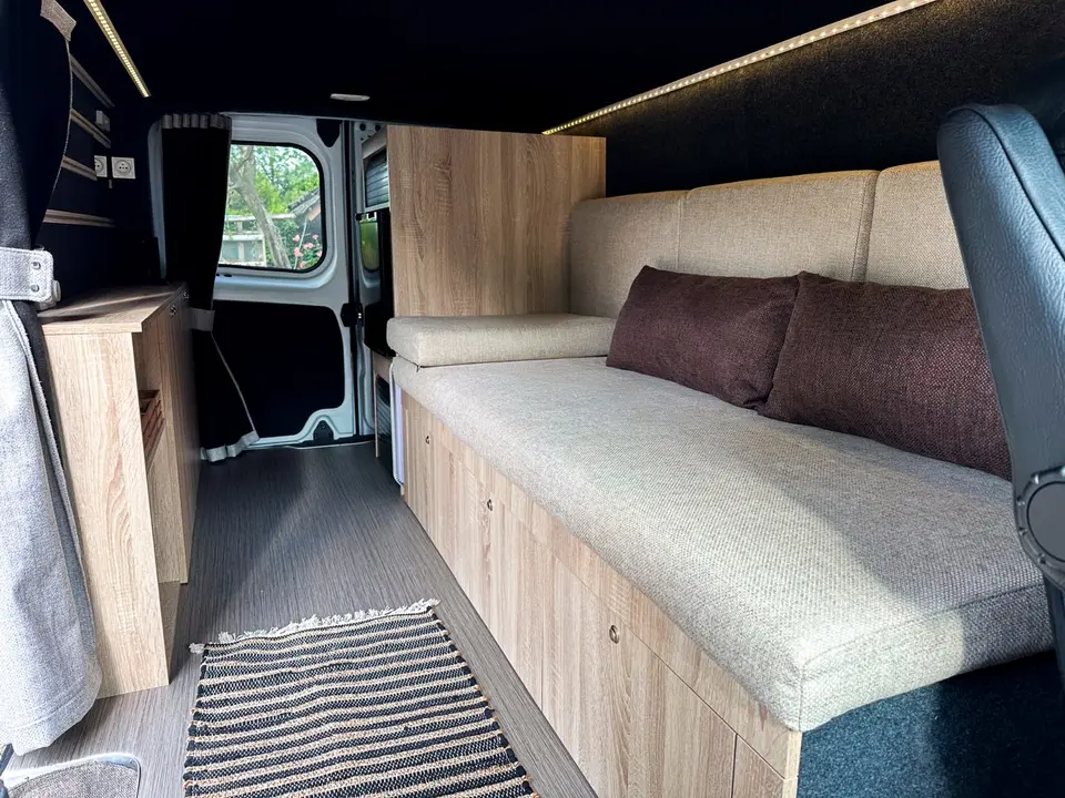 Banquette de van aménagé avec assises et dossiers garnis sur mesure, chantier SVdL 2025